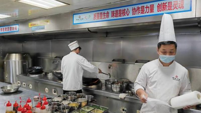 在选购办公室零食时，应注意以下几点：
